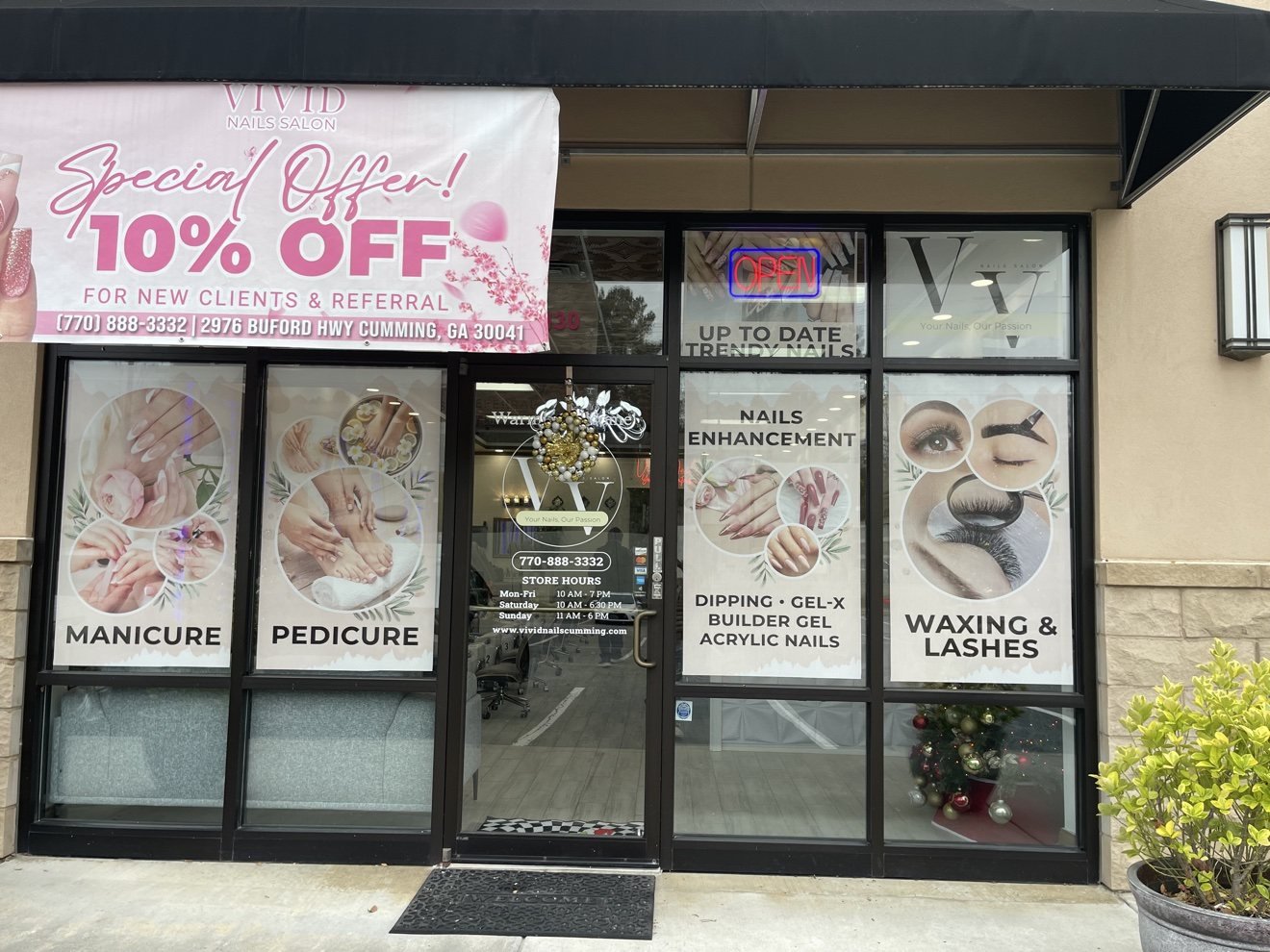 Vivid Nails storefront with 10% off welcome offer for new clients and referrals